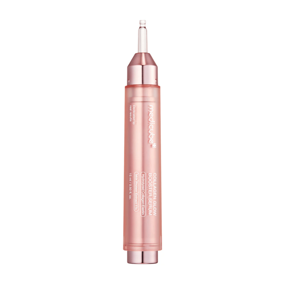 Medicube Collagen Glow Booster Serum jest zaawansowanym produktem do pielęgnacji skóry, zaprojektowanym w celu poprawy blasku i elastyczności skóry. Opakowanie jest eleganckie w różowym kolorze, co podkreśla ukierunkowanie serum na nadanie skórze młodzieńczego i promiennego blasku.