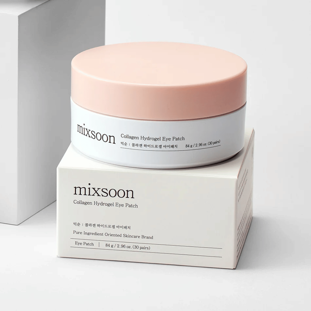 Obraz Mixsoon Collagen Hydrogel Eye Patch. Słoik jest różowy i biały i zawiera 84 g płatków pod oczy z kolagenem. Leży na białym kartonie z tekstem opisującym produkt i jego zawartość. Projekt jest elegancki i nowoczesny, idealny do pielęgnacji oczu.