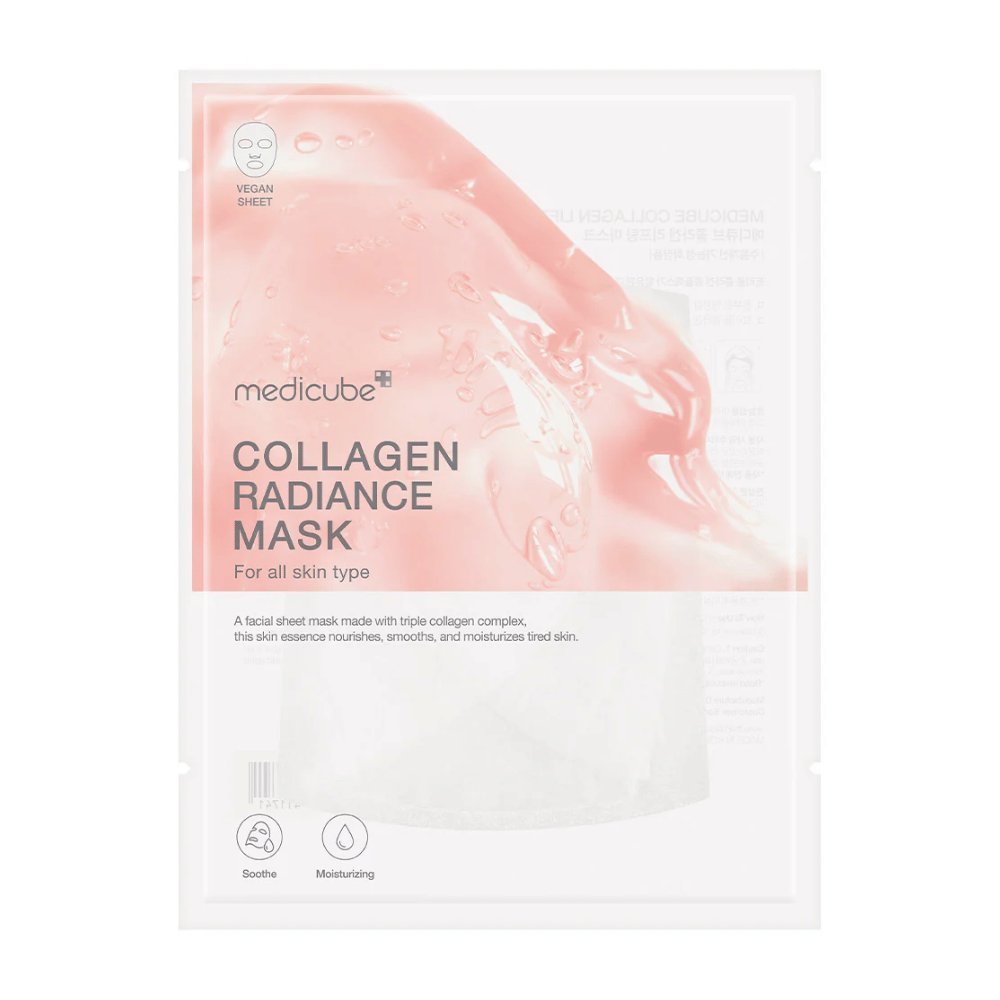 Opakowanie "Medicube Collagen Radiance Mask", maski do twarzy z trzema rodzajami kompleksów kolagenowych. Maska jest przeznaczona dla wszystkich typów skóry i obiecuje nawilżenie, wygładzenie i nadanie blasku zmęczonej skórze. Opakowanie jest w jasnym kolorze z wyraźnym tekstem i elementami graficznymi, które podkreślają właściwości produktu.