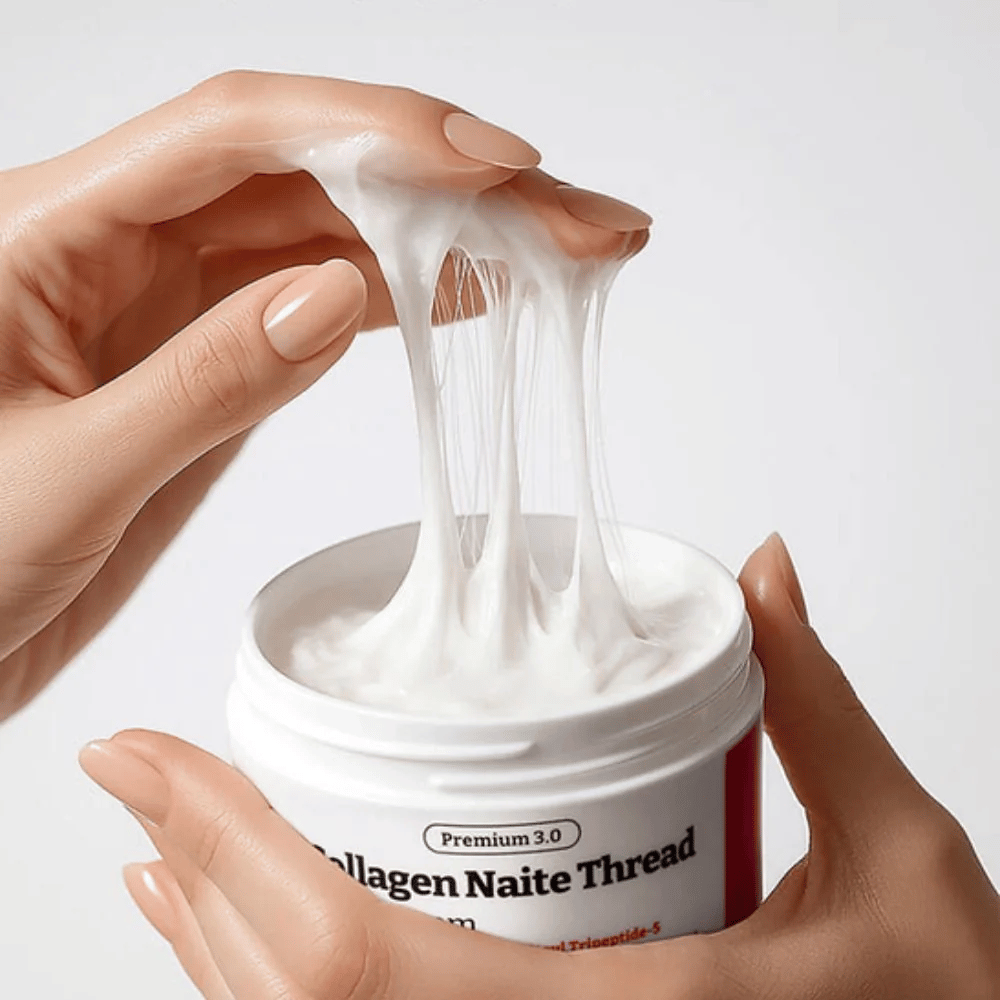 Zbliżenie na MEDIPEEL Collagen Naite Thread Neck Cream Premium 3.0 pokazujące włóknistą, elastyczną teksturę kremu z kolagenem, który zapewnia intensywne nawilżenie i jędrniejszą skórę na szyi i linii szczęki.