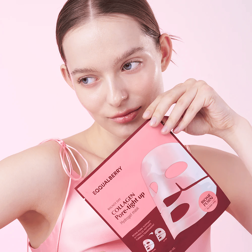 Kobieta trzyma przed sobą opakowanie z maską do twarzy Collagen Pore-tight Up Hydrogel Mask, patrząc na bok z naturalną, świeżą skórą.