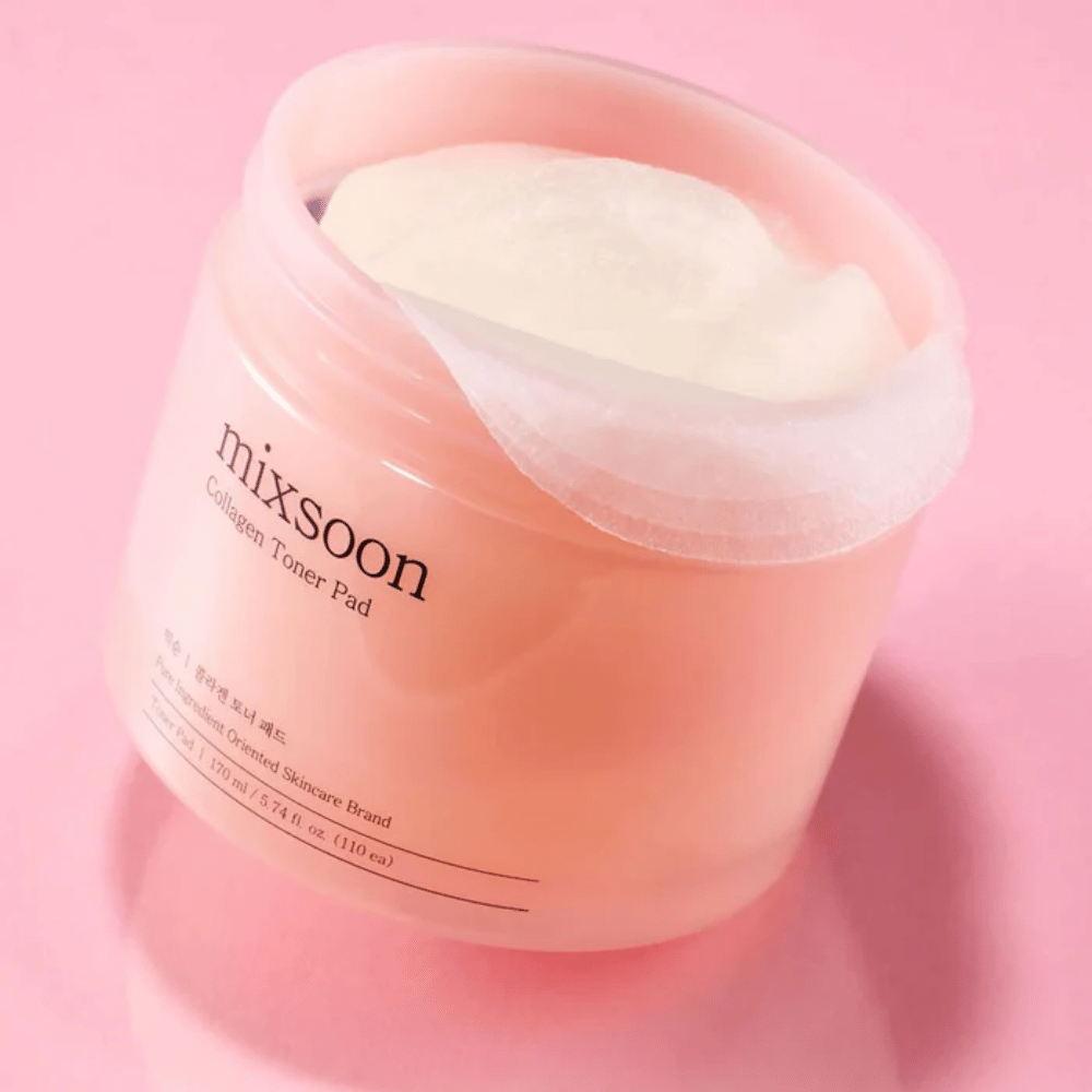 Mixsoon Collagen Toner Pad z 110 płatkami w różowym słoiku, sfotografowany na różowym tle.