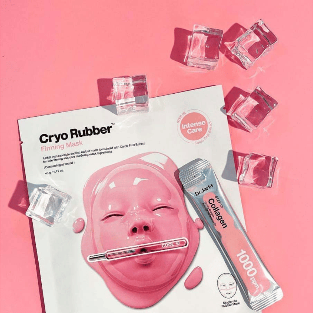Zdjęcie produktu Dr.Jart+ Cryo Rubber™ Firming Mask otoczonego kostkami lodu na różowym tle, wraz z tubą oznaczoną "Collagen 1000 ppm".