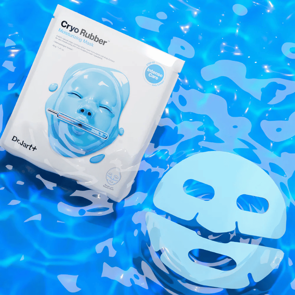 Dr.Jart+ Cryo Rubber Moisturizing Mask w niebieskim opakowaniu leży na powierzchni wody razem z niebieską gumową maską. Produkt wyróżnia się jako intensywna pielęgnacja nawilżająca.