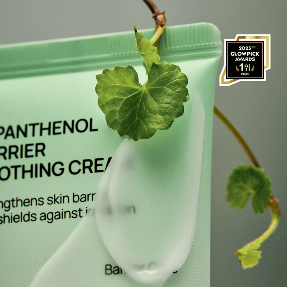 Jumiso D-Panthenol Barrier Soothing Cream z kremem i zieloną rośliną, podkreśla naturalne składniki.