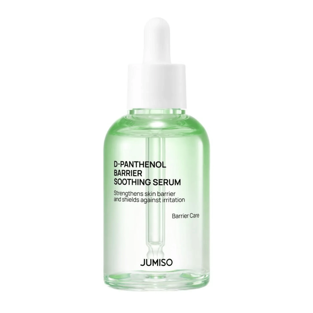 Zdjęcie studyjne Jumiso D-Panthenol Barrier Soothing Serum w zielonej szklanej butelce z pipetą, na białym tle.