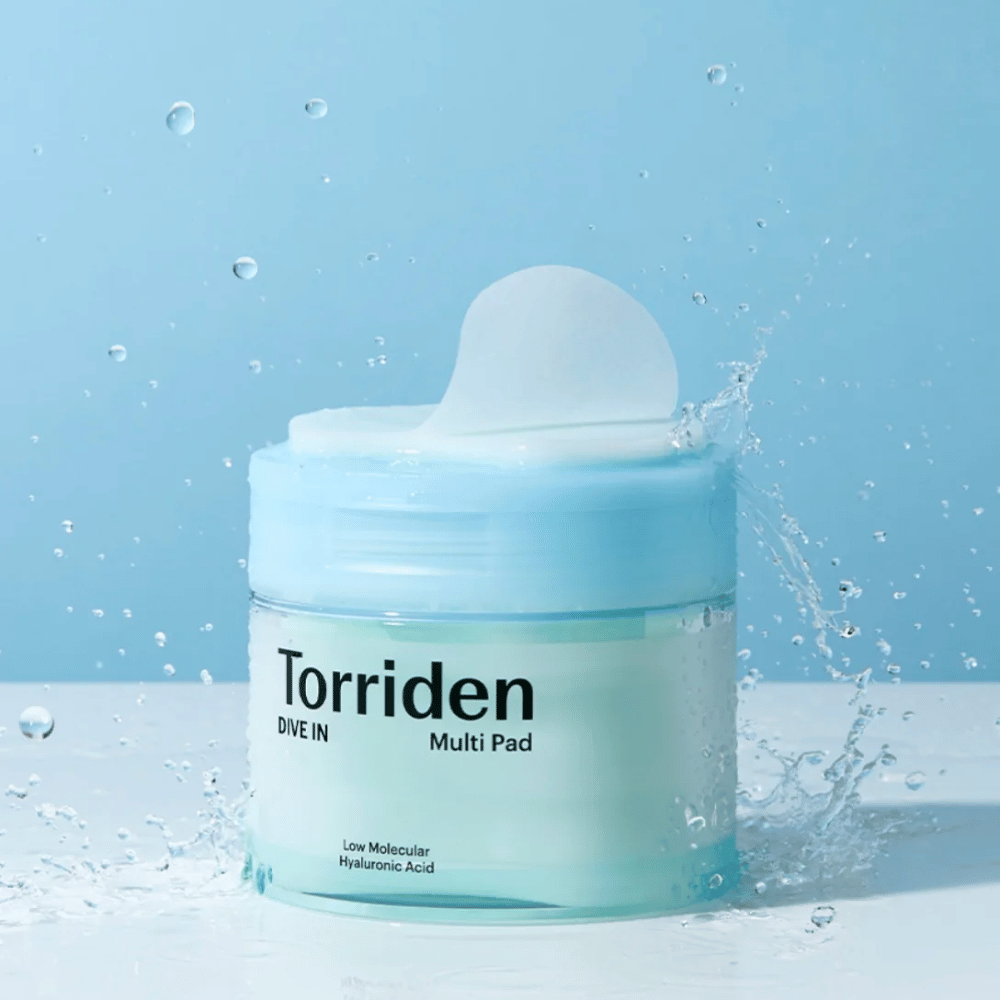 Torriden "DIVE IN Multi Pad" z kroplami wody w powietrzu na niebieskim tle.