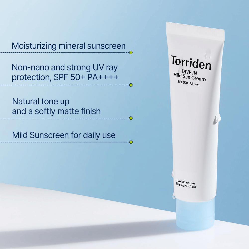 Tuba kremu przeciwsłonecznego stoi na jasnoniebieskim tle z tekstem opisującym właściwości takie jak SPF 50+, nawilżenie i codzienne stosowanie.