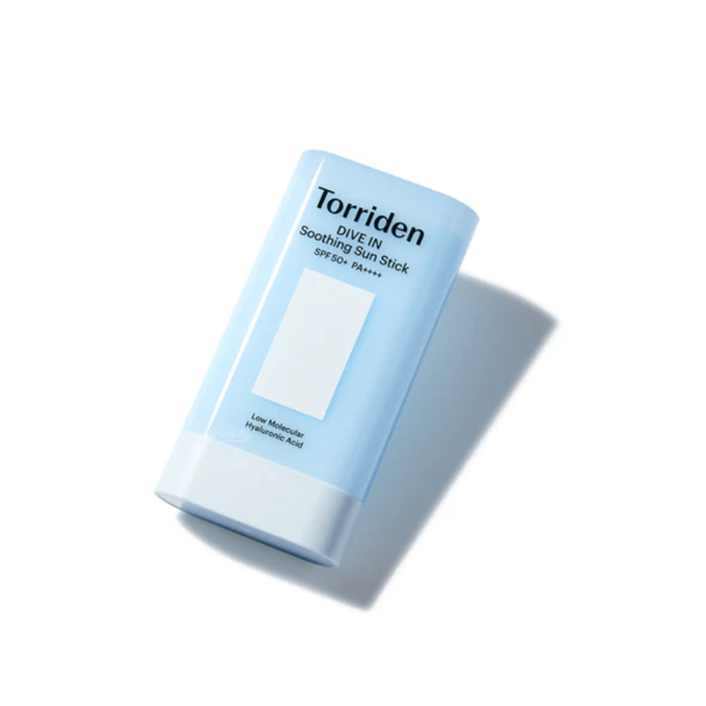 Torriden DIVE IN Soothing Sun Stick SPF50+ PA++++ sfotografowany pod kątem, który podkreśla kompaktowy i poręczny design.