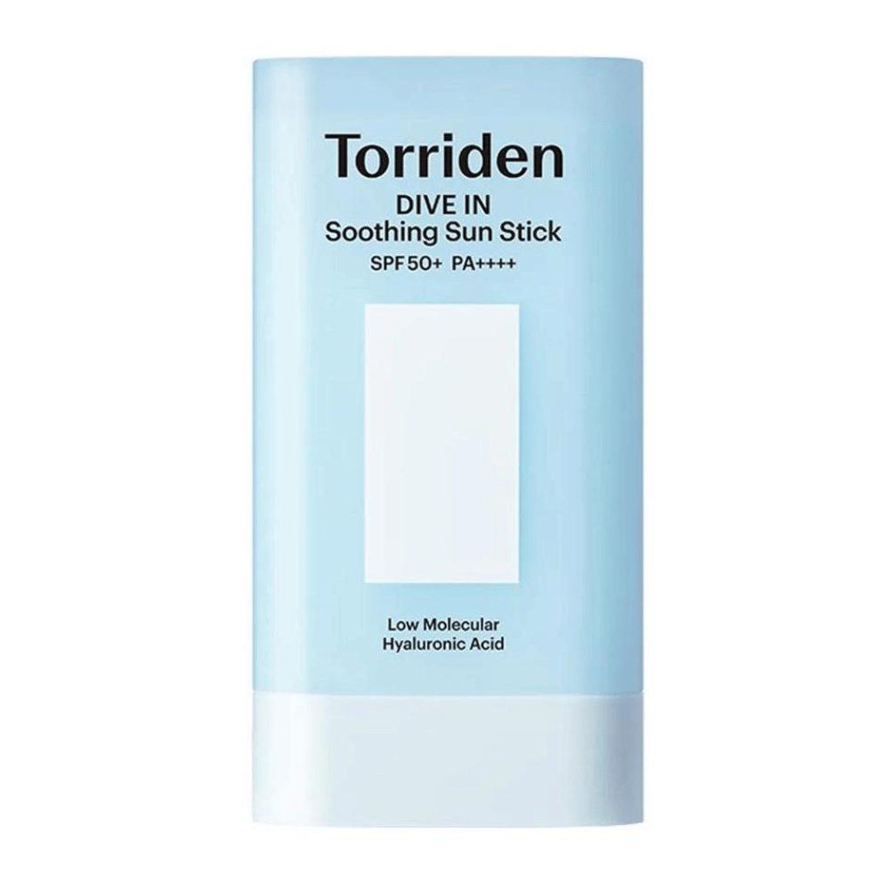 Torriden DIVE IN Soothing Sun Stick SPF50+ PA++++ z hialuronianem o niskiej masie cząsteczkowej w jasnoniebieskim opakowaniu na neutralnym tle.