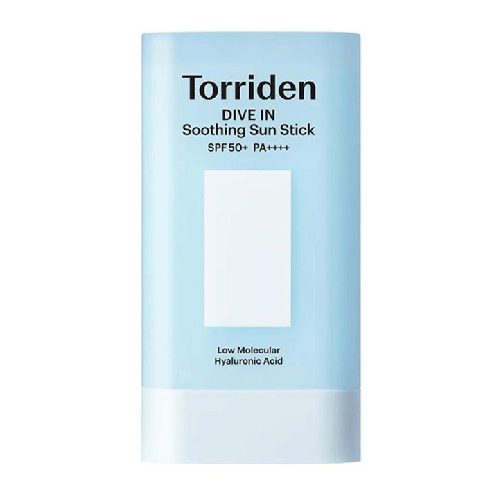 Torriden DIVE IN Soothing Sun Stick SPF50+ PA++++ z hialuronianem o niskiej masie cząsteczkowej w jasnoniebieskim opakowaniu na neutralnym tle.