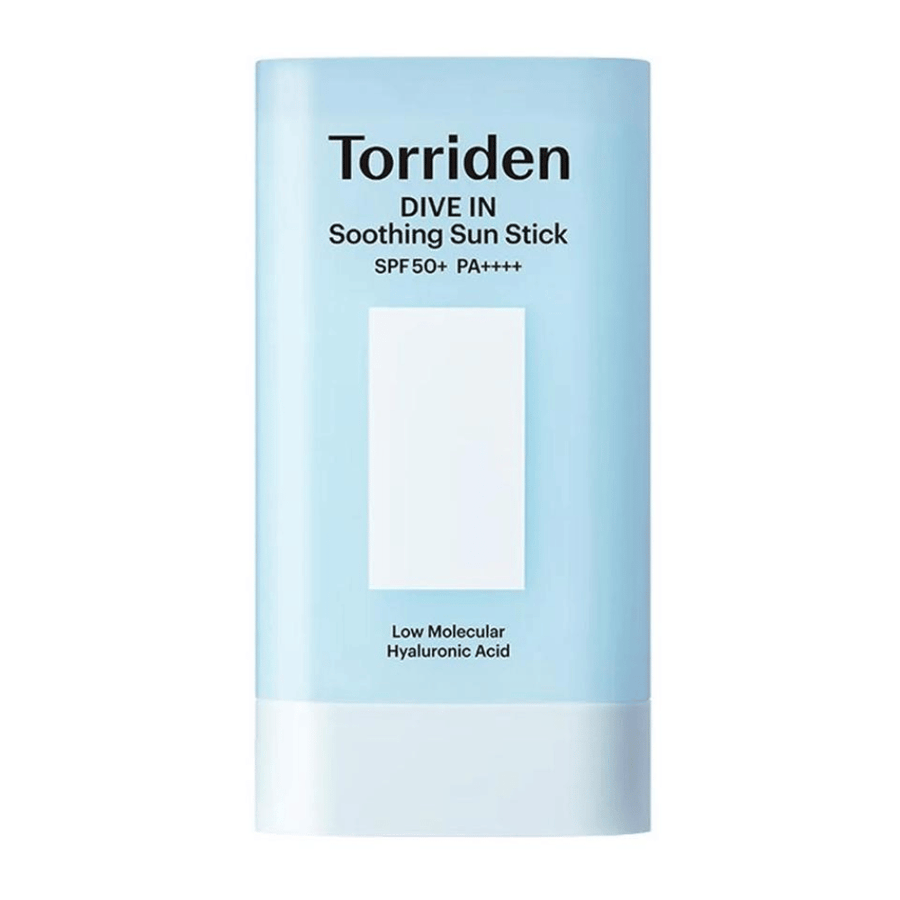 Torriden DIVE IN Soothing Sun Stick SPF50+ PA++++ z hialuronianem o niskiej masie cząsteczkowej w jasnoniebieskim opakowaniu na neutralnym tle.