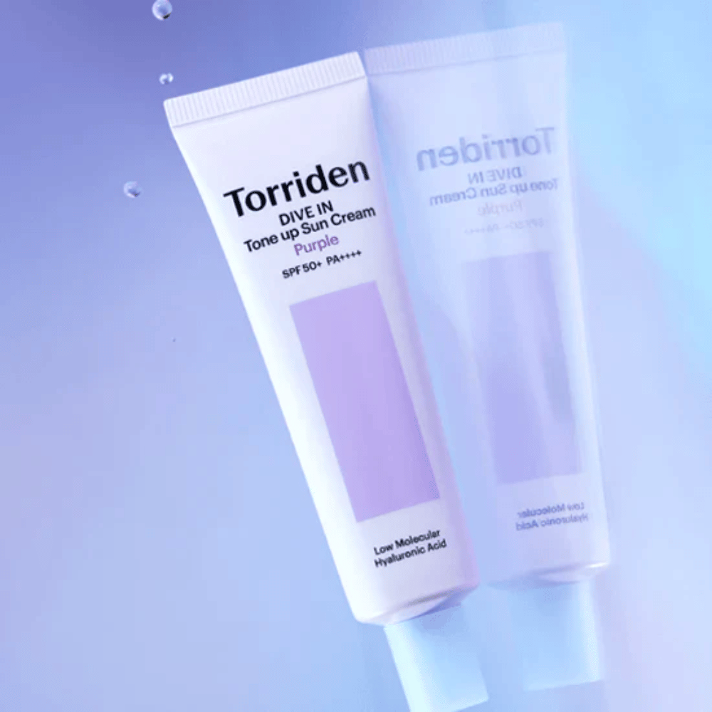 Torriden DIVE IN Tone Up Sun Cream Purple SPF50+ PA++++ sfotografowany na miękkim fioletowym tle, które podkreśla odbijający światło design produktu.