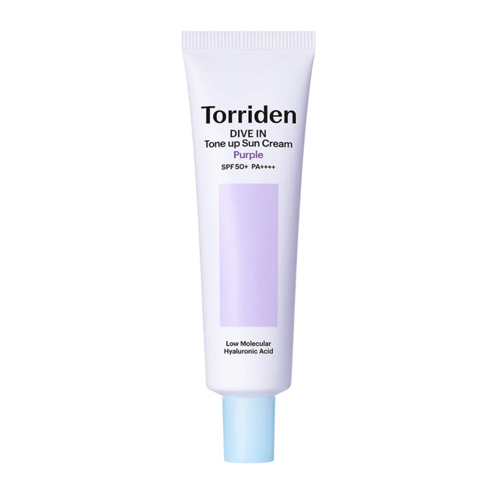 Torriden DIVE IN Tone Up Sun Cream Purple SPF50+ PA++++ w białej i fioletowej tubce z niskocząsteczkowym kwasem hialuronowym na neutralnym tle.