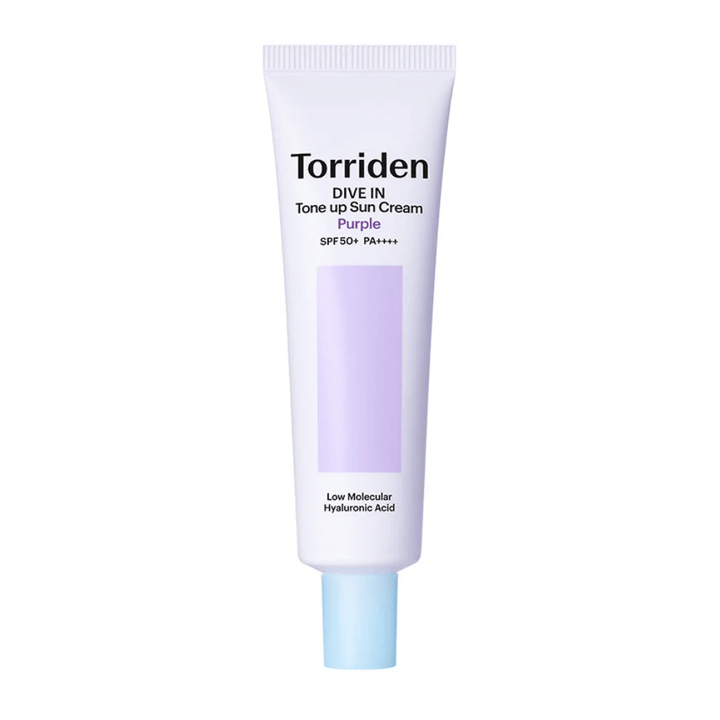 Torriden DIVE IN Tone Up Sun Cream Purple SPF50+ PA++++ w białej i fioletowej tubce z niskocząsteczkowym kwasem hialuronowym na neutralnym tle.