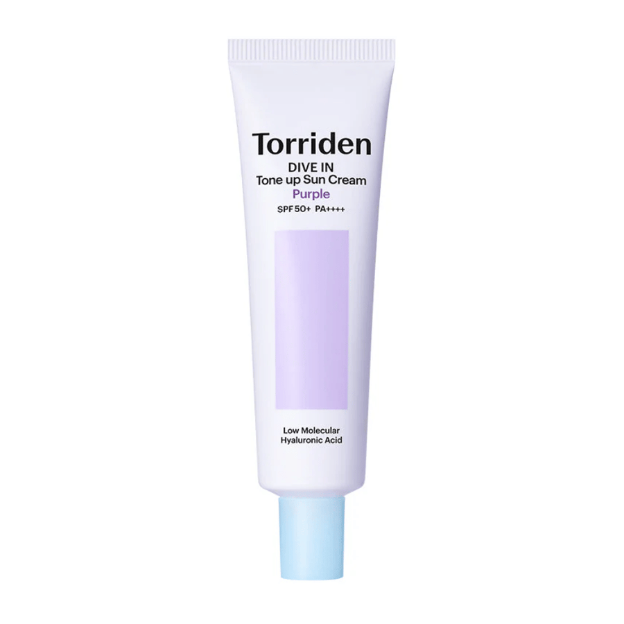 Torriden DIVE IN Tone Up Sun Cream Purple SPF50+ PA++++ w białej i fioletowej tubce z niskocząsteczkowym kwasem hialuronowym na neutralnym tle.