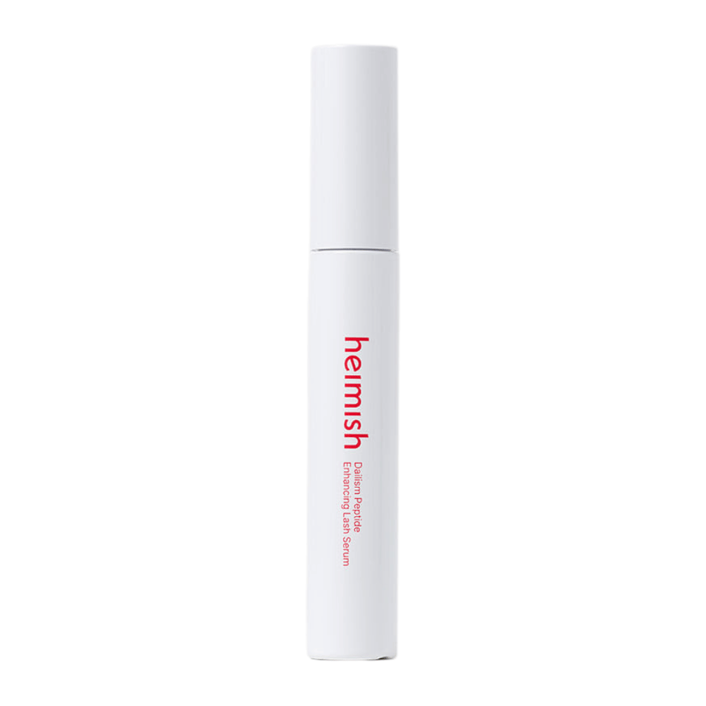 Zdjęcie produktu Heimish Dailism Peptide Enhancing Lash Serum na jasnym tle. Serum pielęgnujące rzęsy jest przedstawione w stylowym białym opakowaniu, z naciskiem na codzienną pielęgnację i wzmacniające działanie dla rzęs.