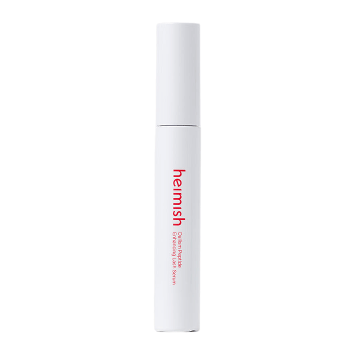 Zdjęcie produktu Heimish Dailism Peptide Enhancing Lash Serum na jasnym tle. Serum pielęgnujące rzęsy jest przedstawione w stylowym białym opakowaniu, z naciskiem na codzienną pielęgnację i wzmacniające działanie dla rzęs.