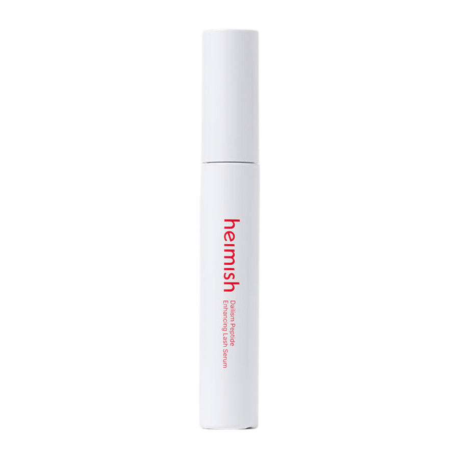 Zdjęcie produktu Heimish Dailism Peptide Enhancing Lash Serum na jasnym tle. Serum pielęgnujące rzęsy jest przedstawione w stylowym białym opakowaniu, z naciskiem na codzienną pielęgnację i wzmacniające działanie dla rzęs.