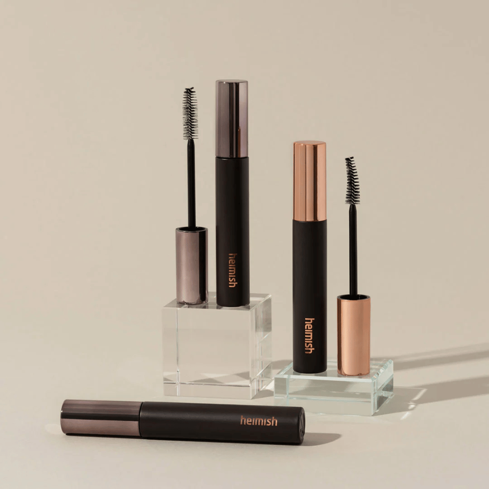 Heimish Dailism Smudge Stop Mascara z widocznymi szczoteczkami, które pokazują różnicę między szczoteczką zwiększającą objętość a podkręcającą.