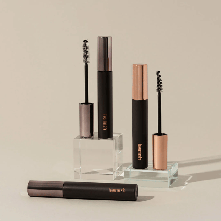 Heimish Dailism Smudge Stop Mascara z widocznymi szczoteczkami, które pokazują różnicę między szczoteczką zwiększającą objętość a podkręcającą.