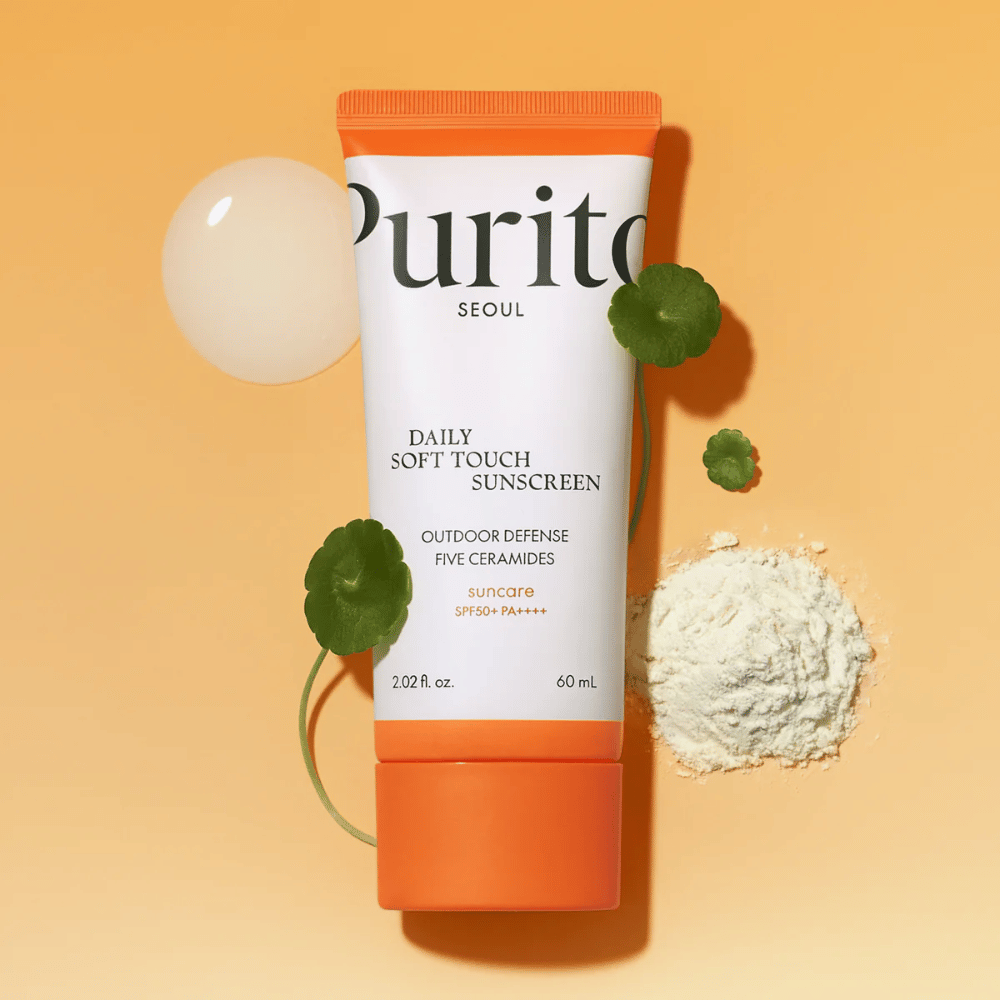 Purito Daily Soft Touch Sunscreen to filtr przeciwsłoneczny z SPF50+ PA++++, który skutecznie chroni skórę przed promieniowaniem UV. Zawiera pięć ceramidów, aby wzmocnić barierę skórną, oraz Centella Asiatica dla efektu łagodzącego. Lekka formuła szybko się wchłania, nie pozostawiając lepkiej warstwy. Odpowiedni dla wszystkich typów skóry, nawet wrażliwej. Wegański i cruelty-free.