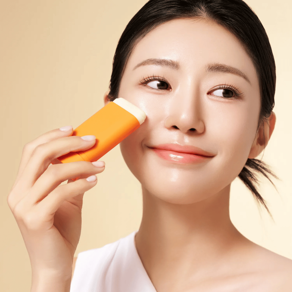 Purito Daily Soft Touch Sunscreen Stick är enkel att applicera direkt på huden – utan kladd eller vita rester. Den är perfekt för känslig hud och ger ett silkeslent solskydd med SPF50+ PA++++.