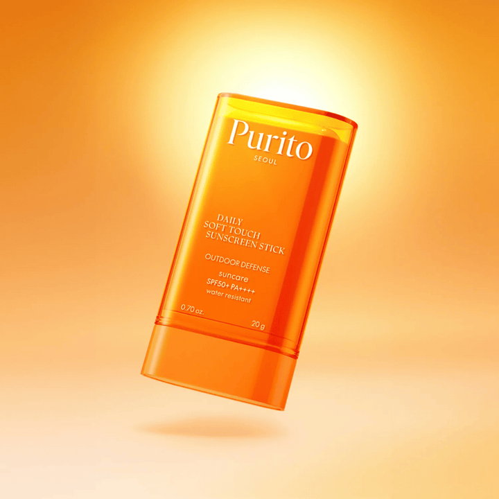 Purito Daily Soft Touch Sunscreen Stick med SPF50+ PA++++ ger vattenresistent skydd mot UVA/UVB. Den lätta formulan glider smidigt över huden utan att kladda – perfekt för dagligt skydd utomhus.