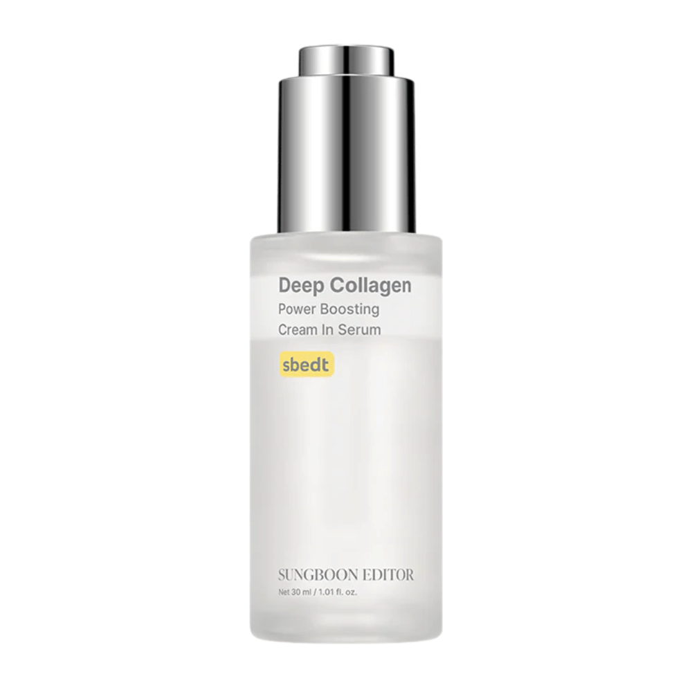 Deep Collagen Power Boosting Cream in Serum w eleganckiej przezroczystej butelce ze srebrną nakrętką. Produkt bogaty w kolagen, który nadaje skórze pełniejszy wygląd.