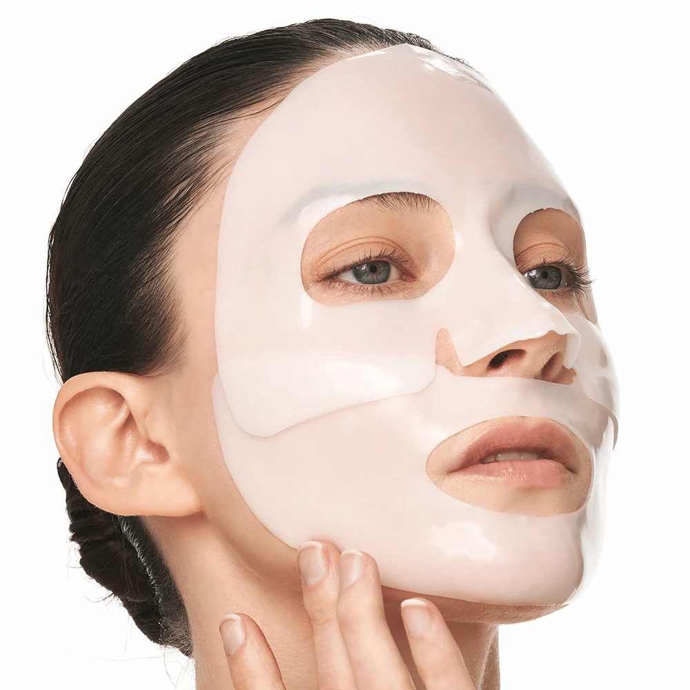 Kobieta z Sungboon Editor Deep Collagen Power Boosting Mask w hydrożelu, nawilżający Maseczka w płachcie, który wzmacnia elastyczność skóry.