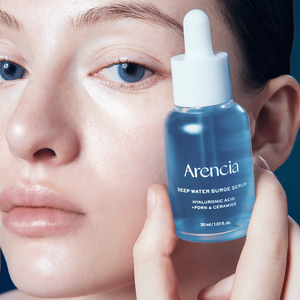 Model aplikujący Arencia Deep Water Surge Serum – nawilżające koreańskie serum z kwasem hialuronowym, PDRN i ceramidami, które łagodzi wrażliwą skórę i wzmacnia barierę ochronną skóry.