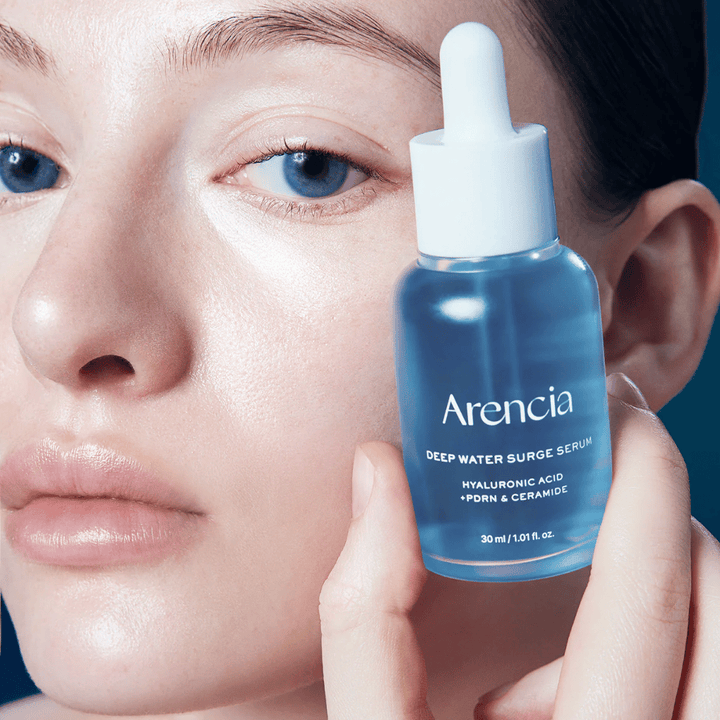 Model aplikujący Arencia Deep Water Surge Serum – nawilżające koreańskie serum z kwasem hialuronowym, PDRN i ceramidami, które łagodzi wrażliwą skórę i wzmacnia barierę ochronną skóry.