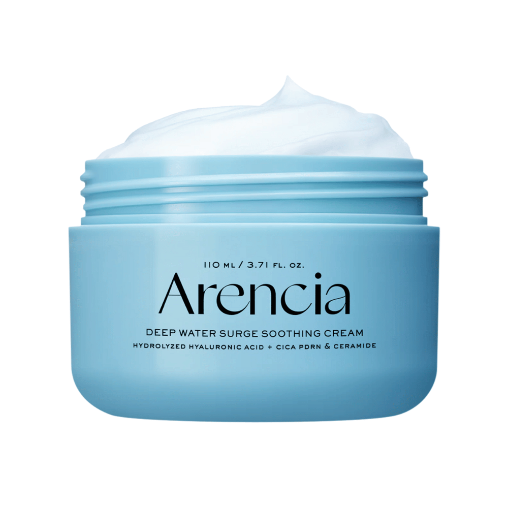 Zbliżenie na Arencia Deep Water Surge Soothing Cream, które pokazuje miękką, chłodzącą konsystencję kremu dla głębokiego nawilżenia suchej i wrażliwej skóry.
