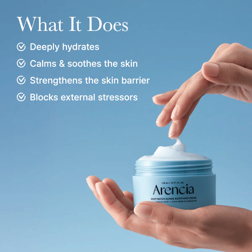 Aplikacja Arencia Deep Water Surge Soothing Cream – lekki żel-krem z kwasem hialuronowym i ceramidami, który szybko się wchłania, nie pozostawiając lepkiego uczucia.