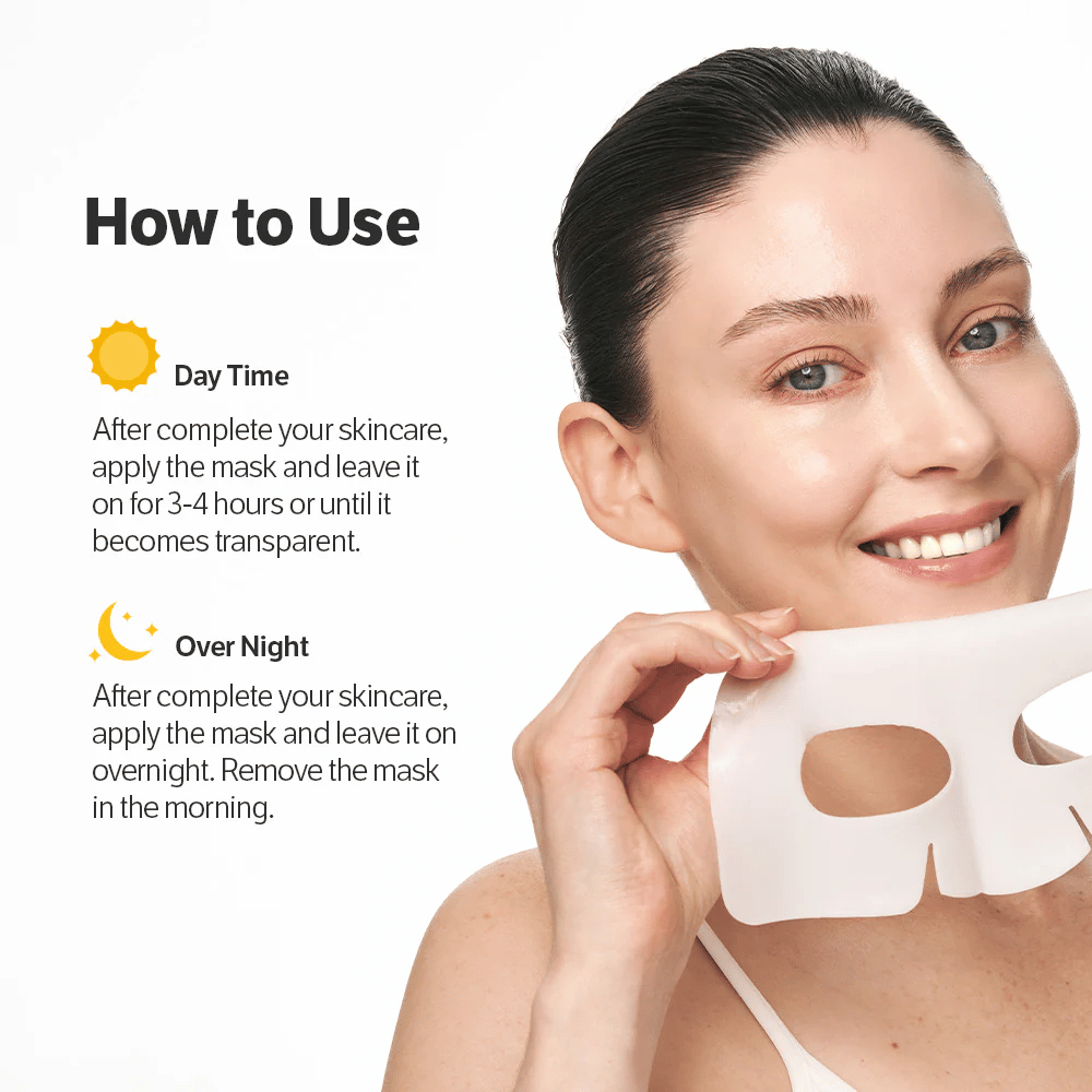 Kobieta trzymająca Sungboon Editor Deep Collagen Power Boosting Mask z instrukcjami do stosowania na dzień i na noc.