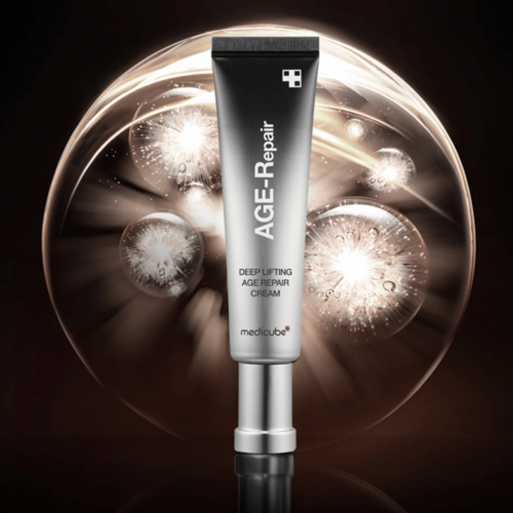Medicube Deep Lifting Age Repair Cream w srebrnej tubie na tle z efektami świetlnymi, symbolizuje działanie przeciwstarzeniowe i odnowę skóry.