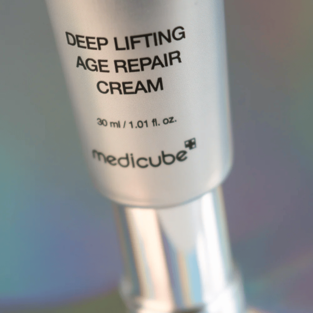 Zbliżenie na Medicube Deep Lifting Age Repair Cream w srebrnym opakowaniu, 30 ml.