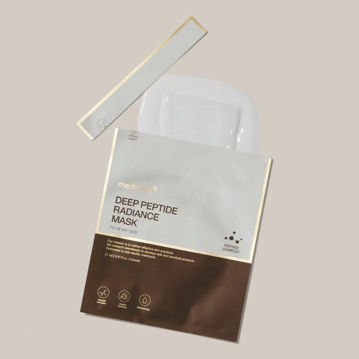 Medicube Deep Peptide Radiance Mask w otwartym opakowaniu z widoczną Maseczka w płachcie, płynna prezentacja na neutralnym tle.