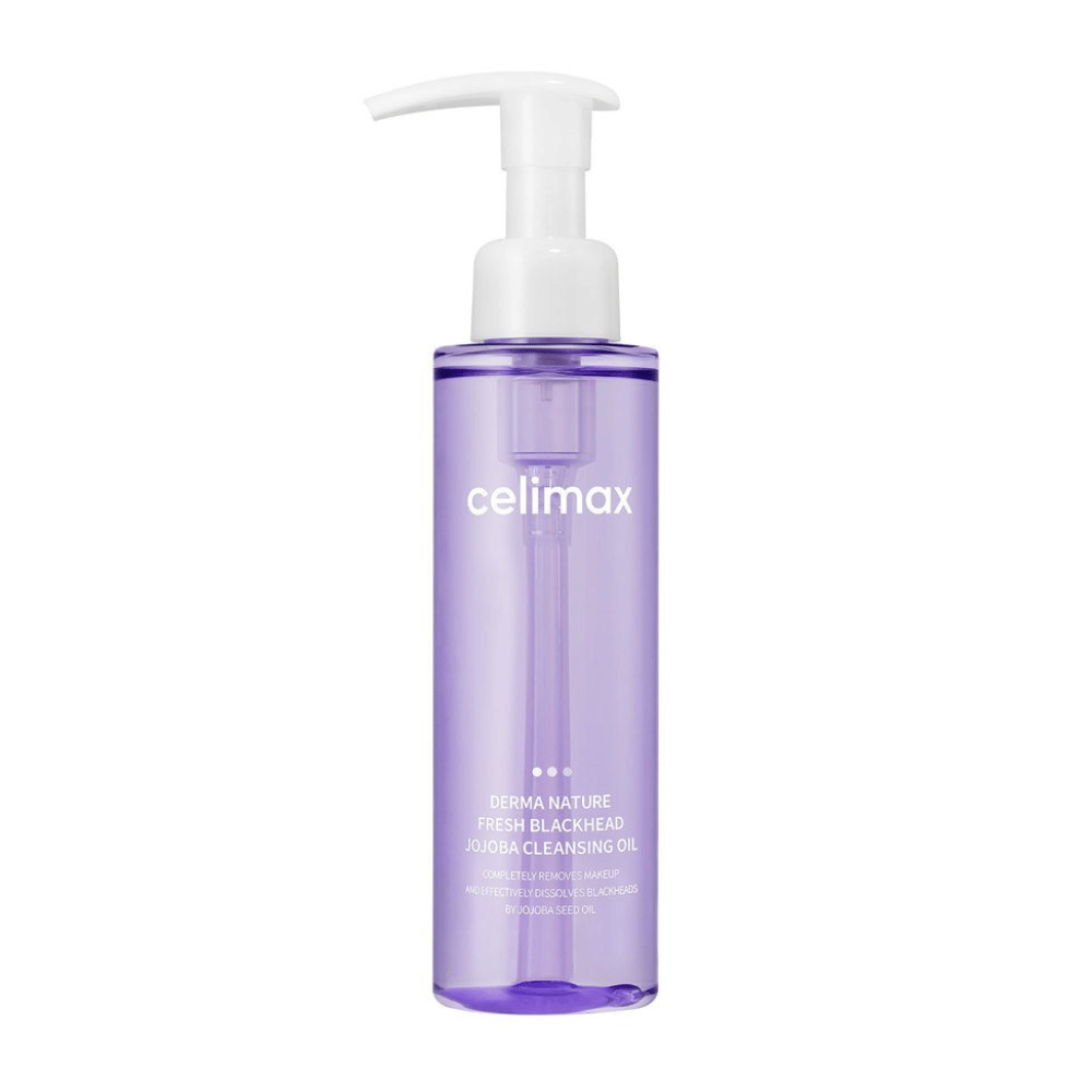 Butelka Celimax Derma Nature Fresh Blackhead Jojoba Cleansing Oil w przezroczystym fioletowym opakowaniu z białą pompką, na białym tle.