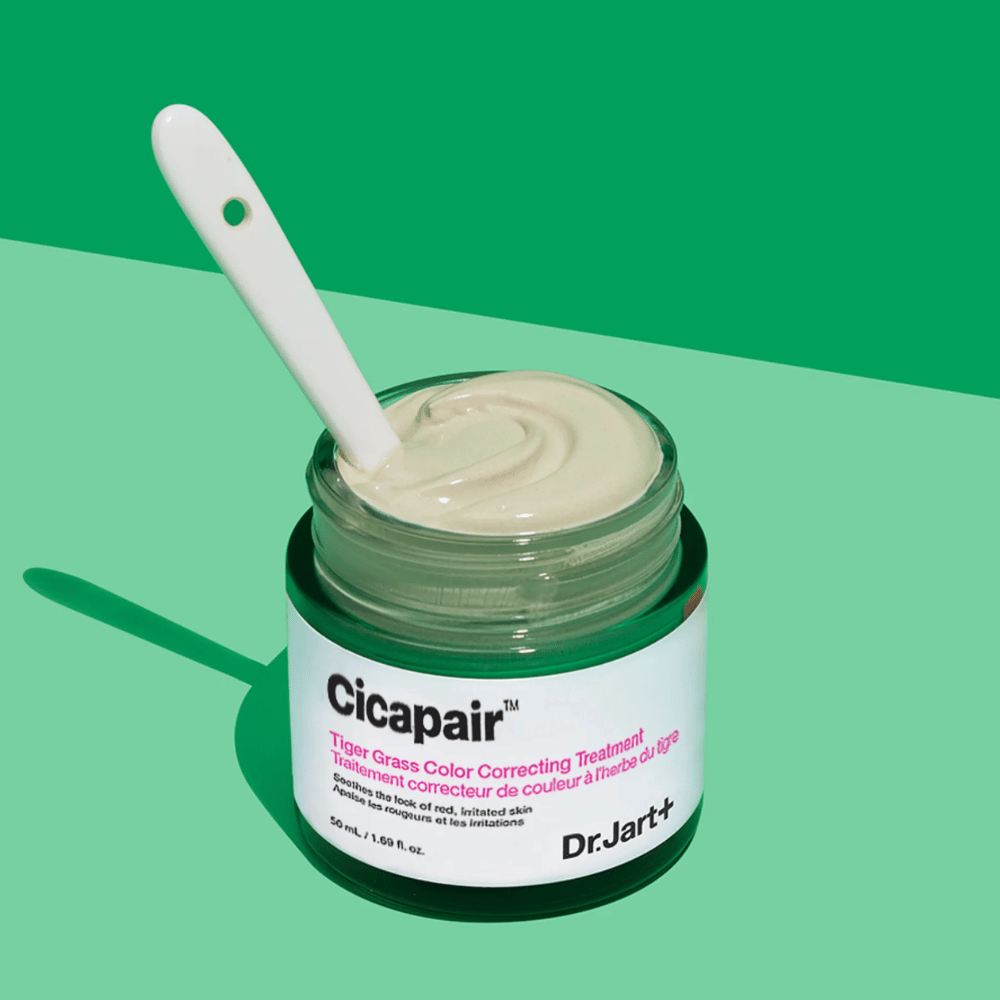 Słoik Cicapair Tiger Grass Color Correcting Treatment 50ml od Dr Jart+ na zielonym tle.
