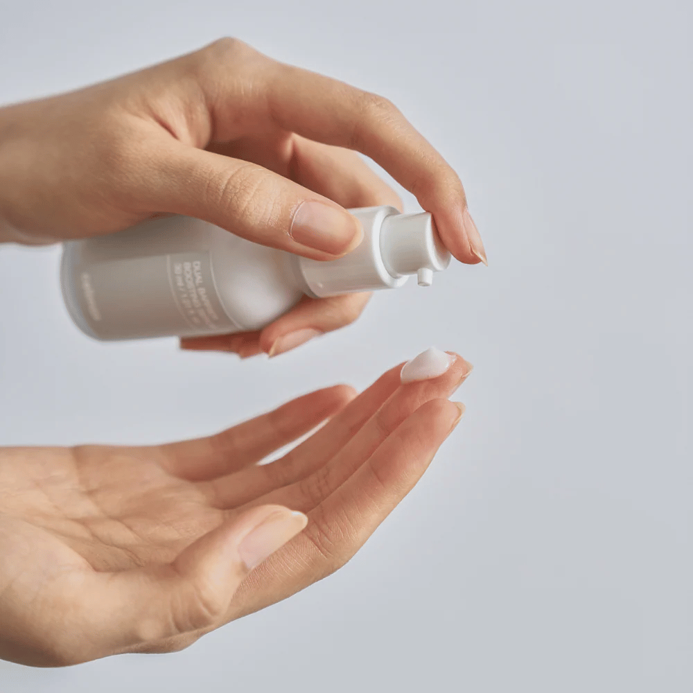 Celimax Dual Barrier Boosting Serum pompowane do ręki, lekka tekstura serum do codziennej pielęgnacji skóry i naprawy bariery.