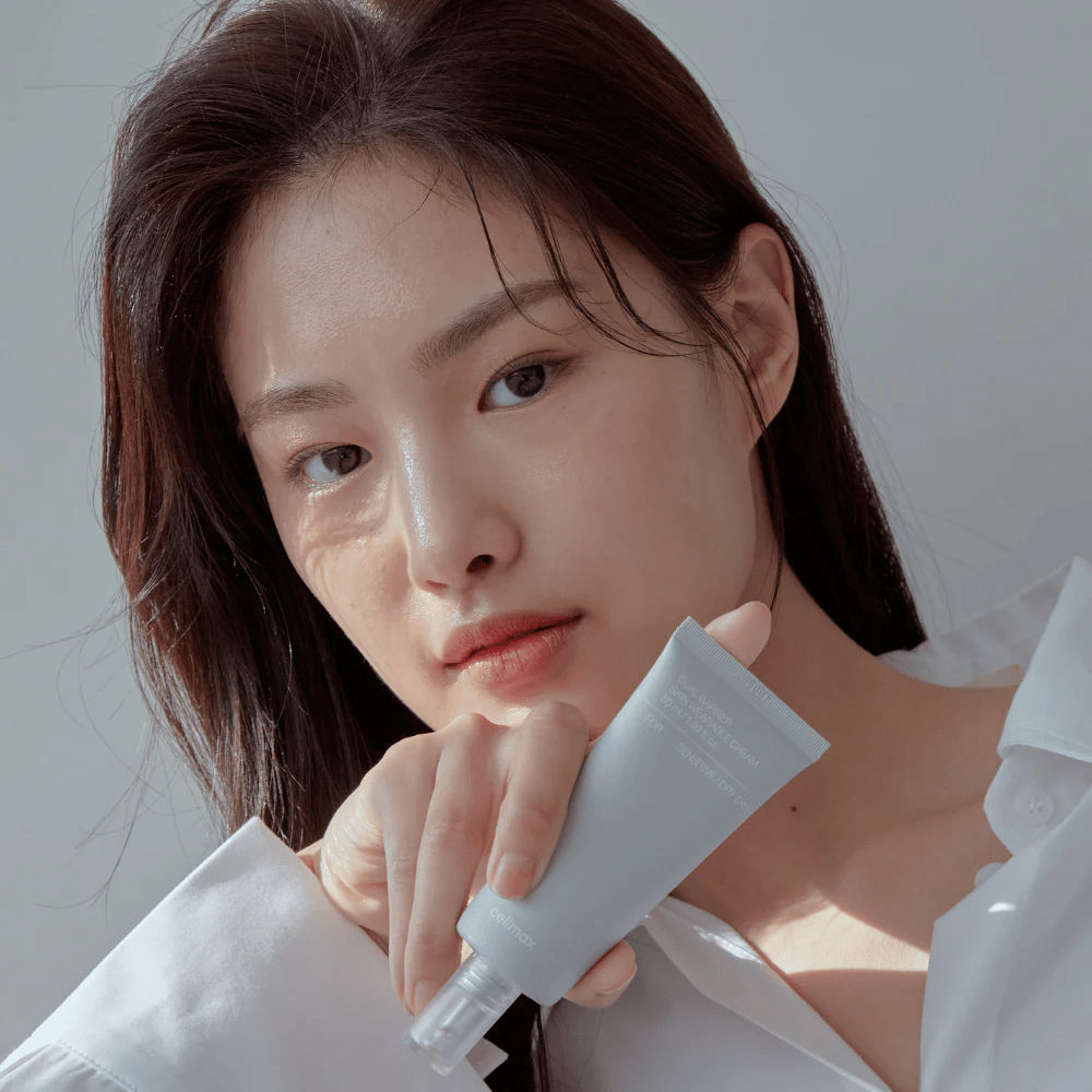 Model trzymający Celimax Dual Barrier Skin Wearable Cream, kojący i wzmacniający barierę krem do twarzy dla skóry wrażliwej i suchej.