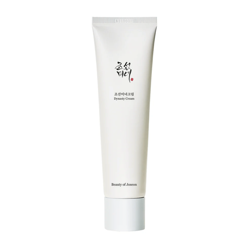 Zdjęcie przedstawia tubkę "Beauty of Joseon Dynasty Cream". Smukła, biała tubka ma minimalistyczne elementy designu, w tym elegancki czarny i czerwony tekst. Ten produkt do pielęgnacji skóry obiecuje odżywiać i rewitalizować skórę, co odzwierciedla historyczne sekrety piękna z dynastii Joseon.