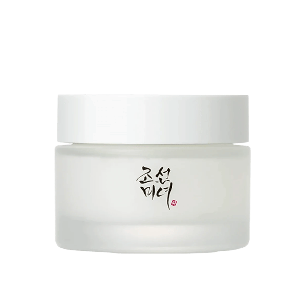 Zdjęcie przedstawia słoik "Beauty of Joseon Dynasty Cream". Opakowanie jest z matowego szkła z prostą białą pokrywką, elegancko ozdobioną tradycyjną koreańską kaligrafią w kolorze czarnym. Produkt ma na celu oferowanie odżywczej pielęgnacji skóry inspirowanej dawnymi koreańskimi rytuałami piękna.