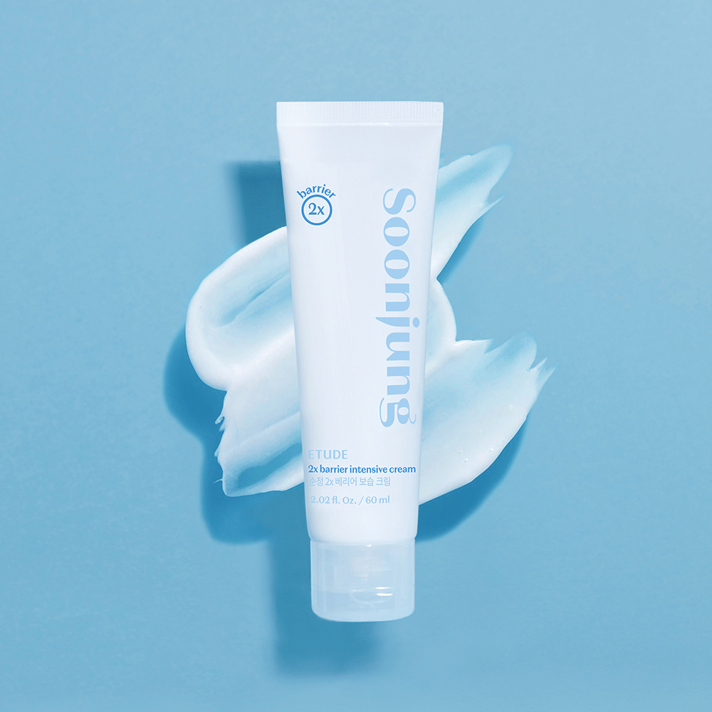 Tubka białego kremu, który naprawia uszkodzenia skóry i nawilża skórę, dokładniej ETUDE Soon Jung 2x Barrier Intensive Cream 60ml, na niebieskim tle.