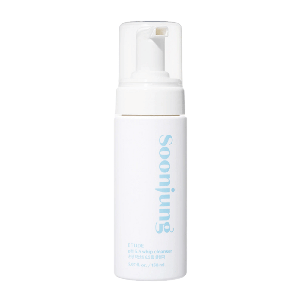 Biała butelka z pompką z napisem "Soon Jung pH 6.5 Whip Cleanser" od ETUDE, zawiera 5.07 oz. / 150 ml. Projekt jest prosty i nowoczesny z czystym białym tłem.