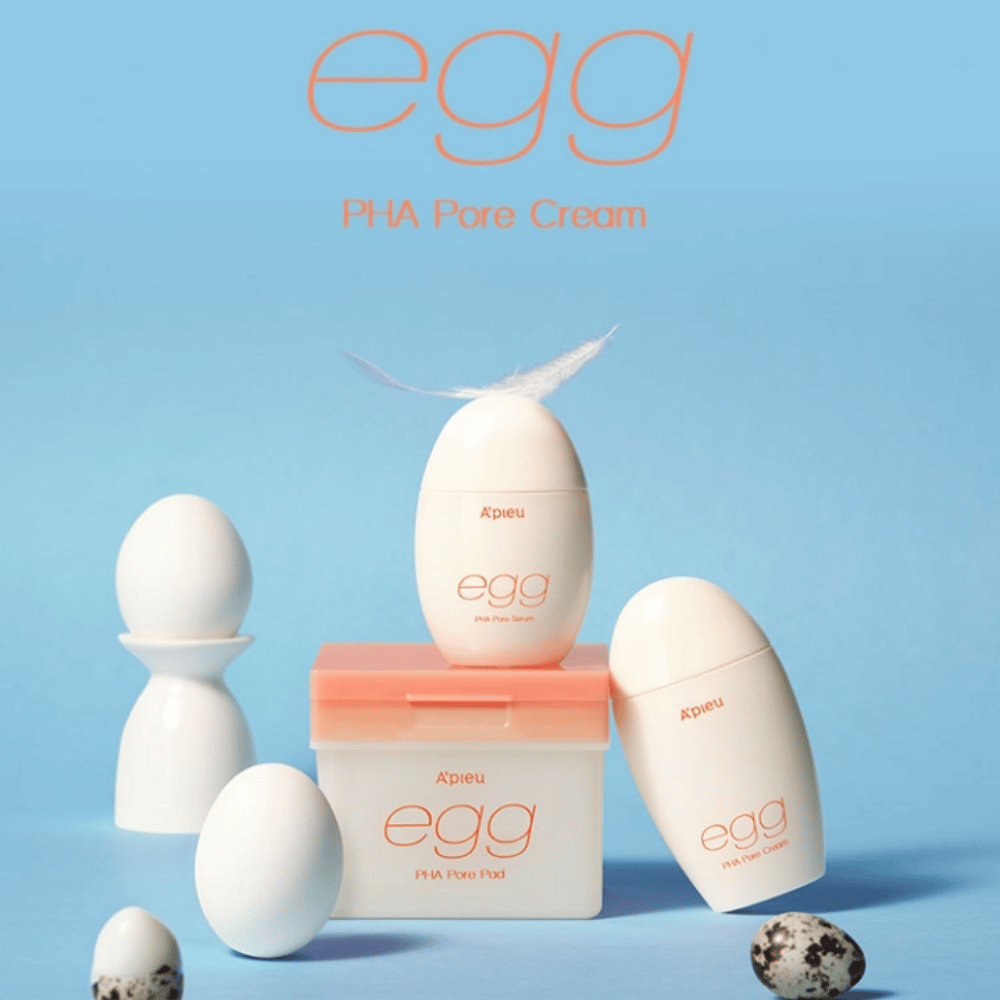 A'pieu Egg PHA Pore-seria – jajowate produkty takie jak serum, krem i płatki, stylowo ułożone na niebieskim tle z jajkami i piórami symbolizującymi delikatną pielęgnację skóry.