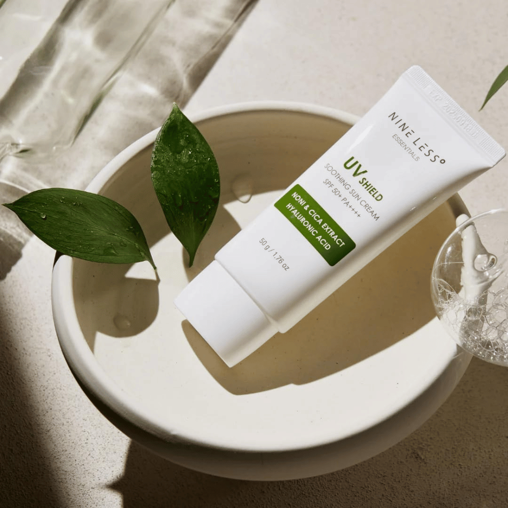 NINE LESS Essentials UV Shield Soothing Sun Cream SPF 50+ PA++++ z kojącymi ekstraktami z noni i cica oraz kwasem hialuronowym do codziennej ochrony przeciwsłonecznej i nawilżenia.