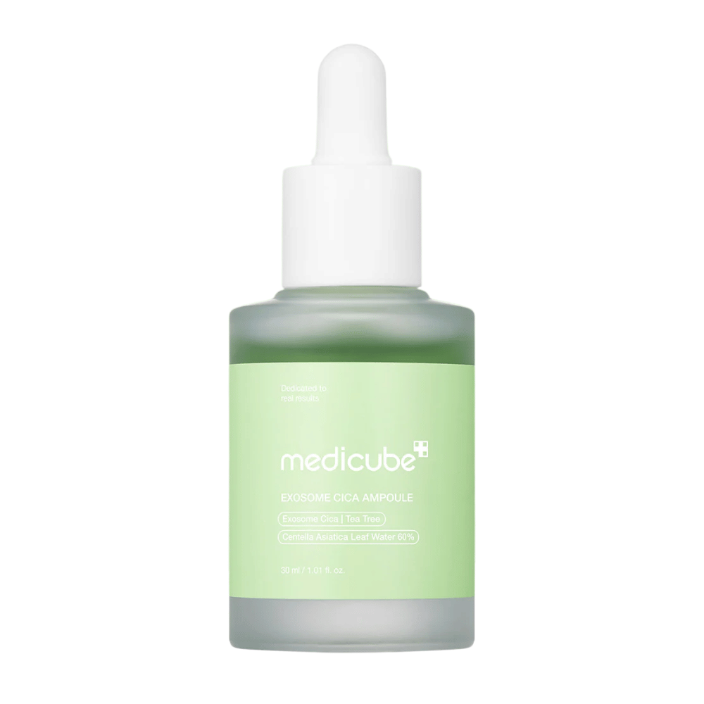 Zbliżenie na Medicube Exosome Cica Ampoule w matowym szkle z zieloną etykietą i zakrętką z pipetą.