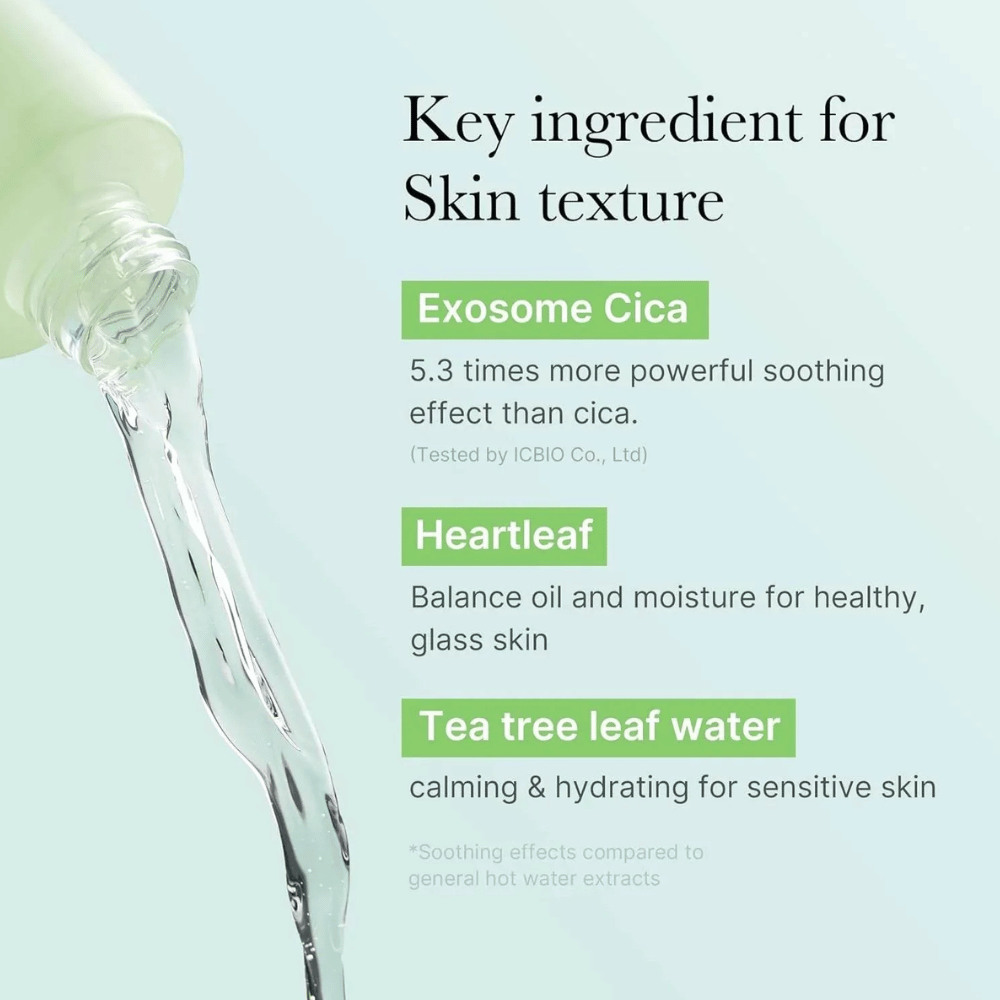 Zbliżenie na trzymaną butelkę, podkreślające składniki w Medicube Exosome Cica Toner: Exosome Cica, Heartleaf i Tea Tree Leaf Water dla równowagi skóry i efektu łagodzącego.